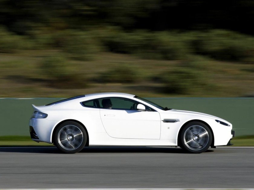 Aston Martin Vantage 2011