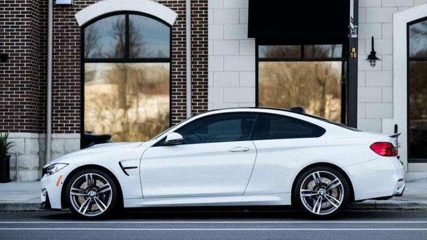 Белая БМВ сбоку