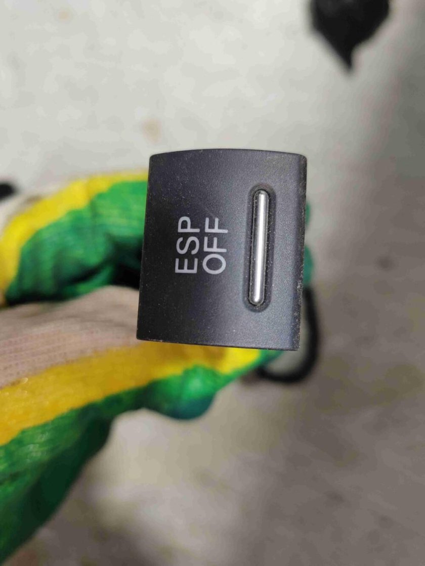 Кнопка противобуксовочной системы