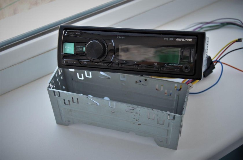 Alpine ute-81r