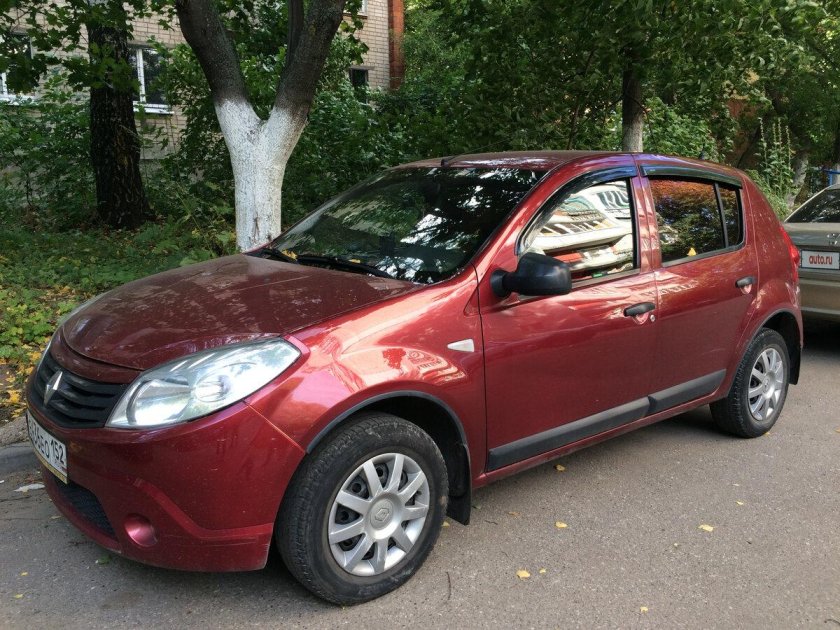 Рено Сандеро 2011, красный