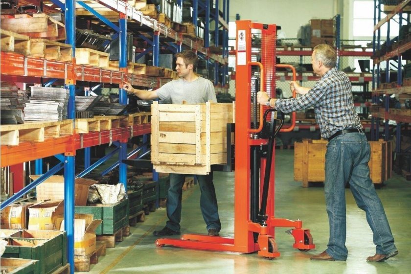 Штабелер на складе