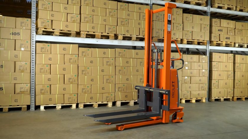 Зарядка электроштабелера на складе