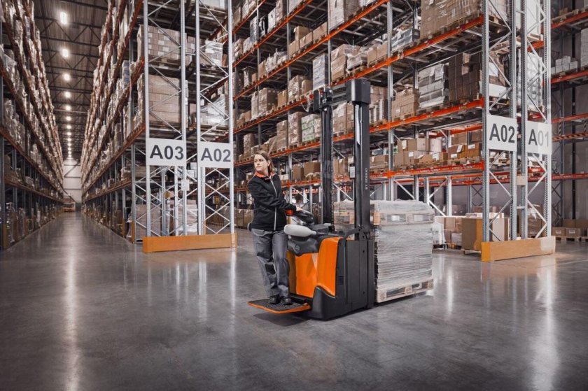 Узкопроходный штабелер юнгхайнрих