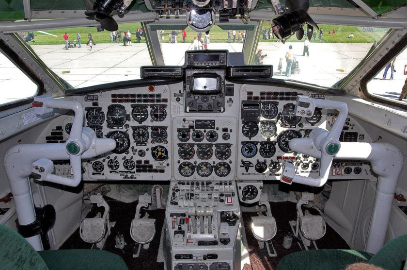 Як-40 кабина пилотов