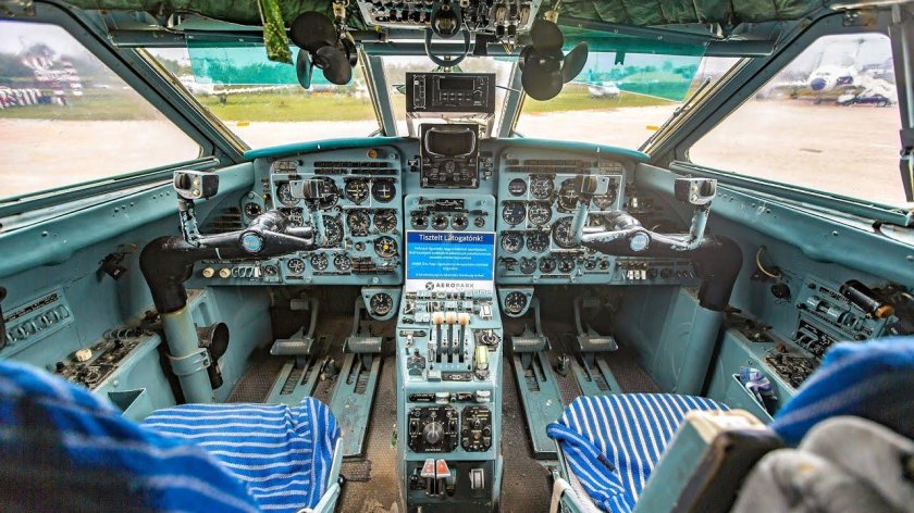 Як 40 кабина