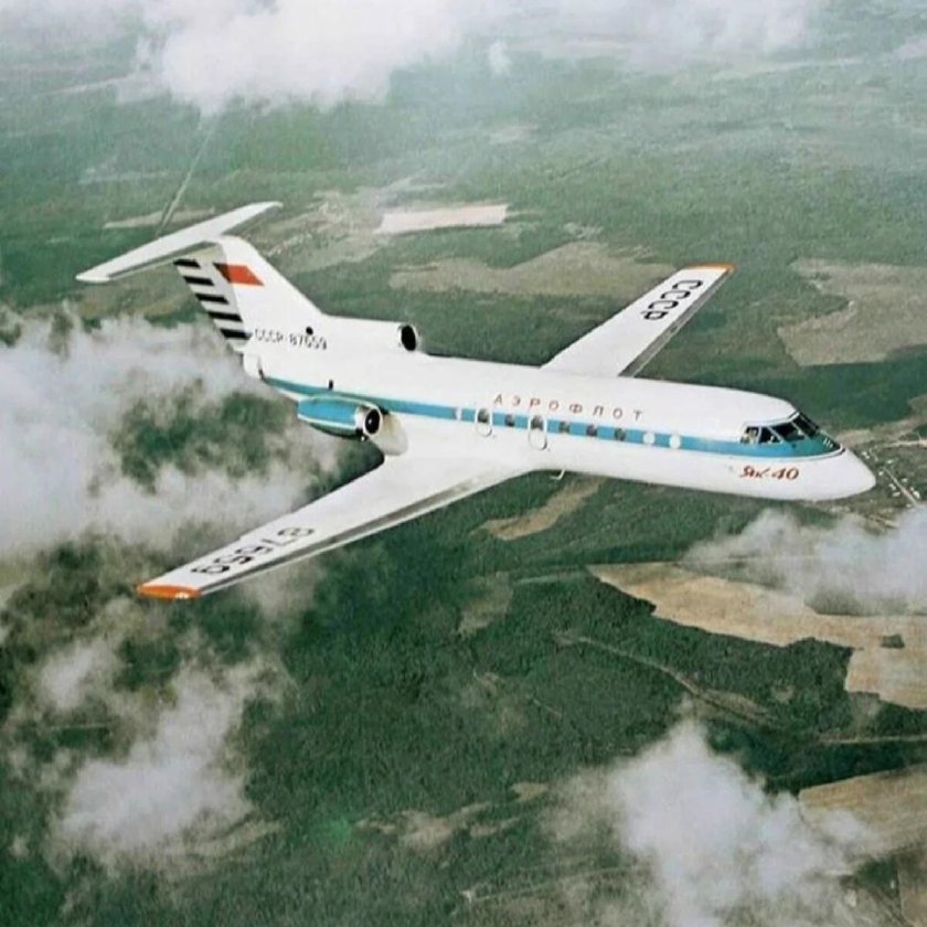 Як 40 пассажирский самолет