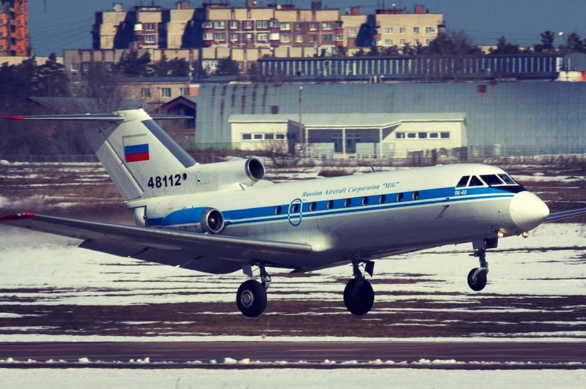 Самолёт як-40