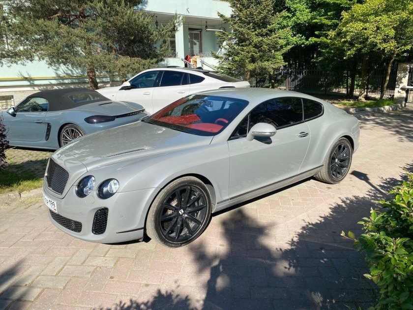 Бентли серый спортивный