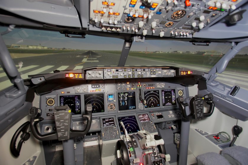 Кабина Боинг 737-800