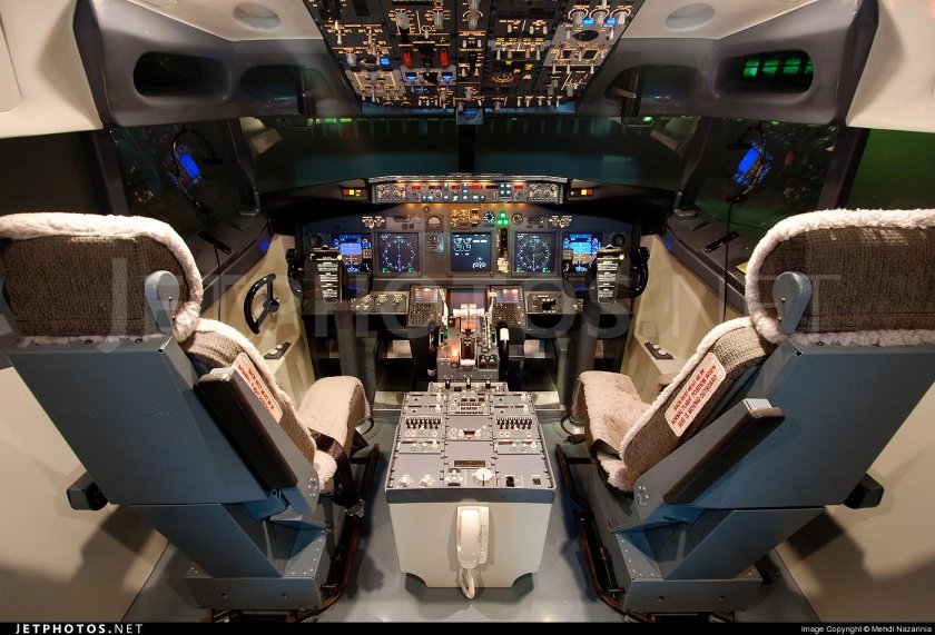 Кабина Боинг 737-800