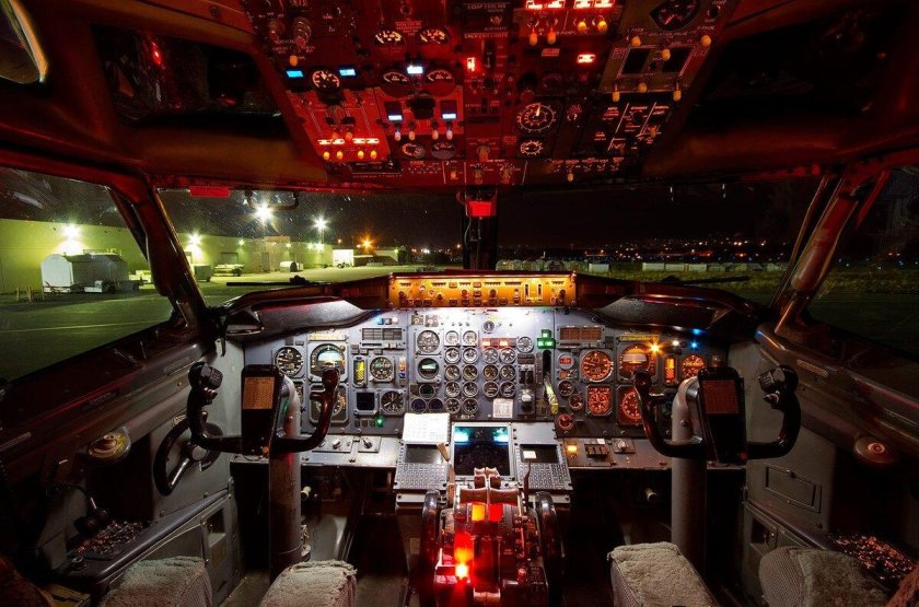 Кабина Боинг 737-800