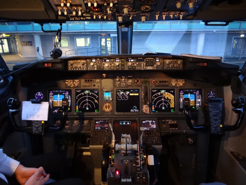 Кабина Боинг 737-800