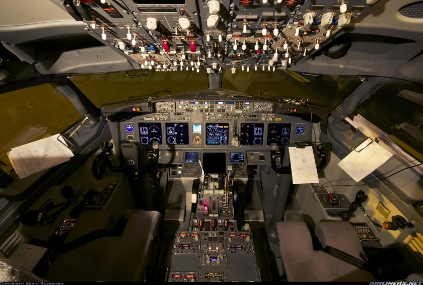 Кабина Боинг 737-800
