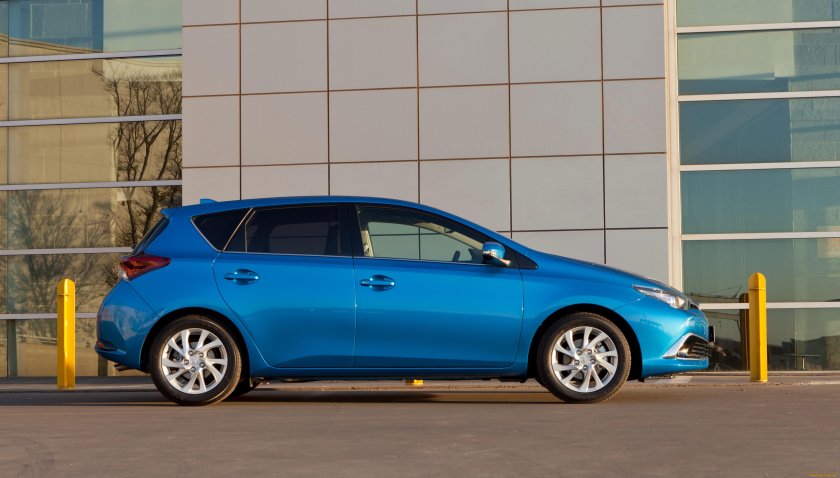 Тойота аурис синий