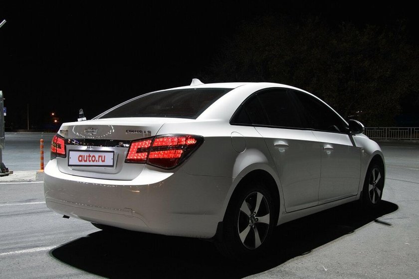 Шевроле Круз белый седан