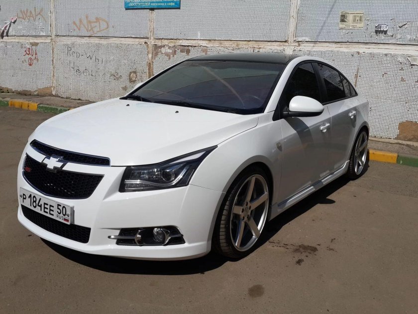 Шевроле Круз седан белый r19