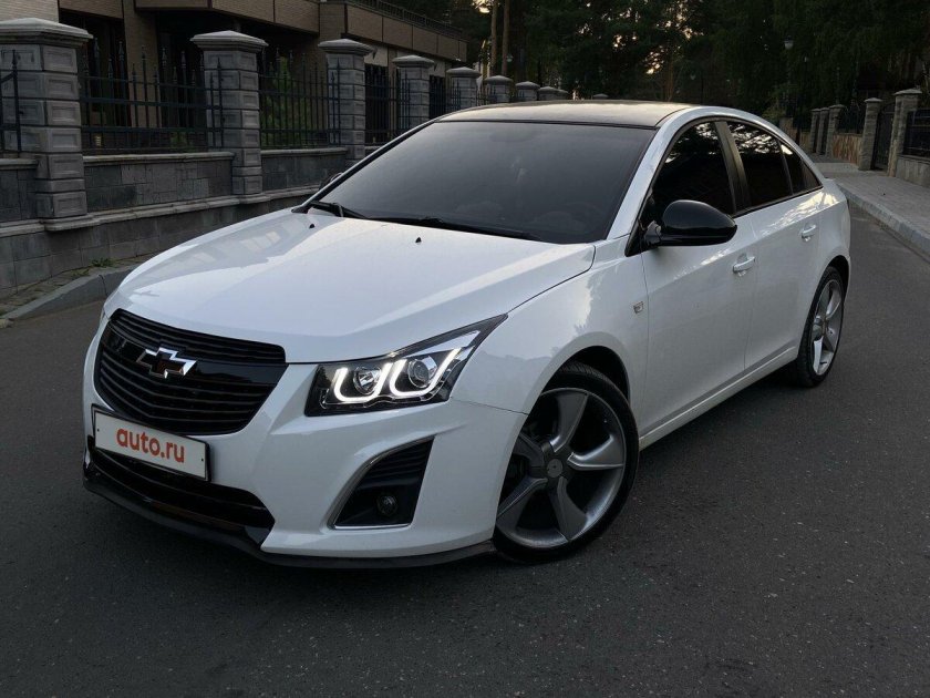 Белый шевроле круз