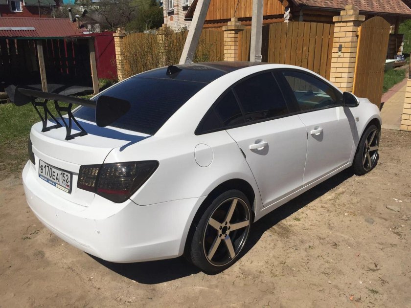 Шевроле Круз белый седан