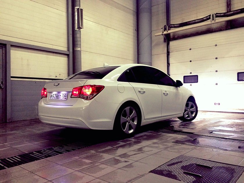 Шевроле Круз белый седан