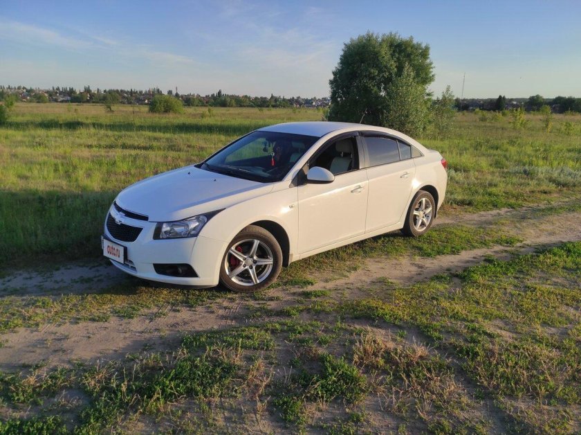 Шевроле Круз белый с черной крышей