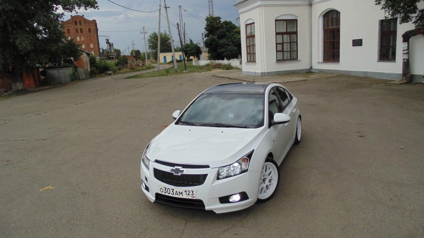 Chevrolet Cruze белая тюнингованная