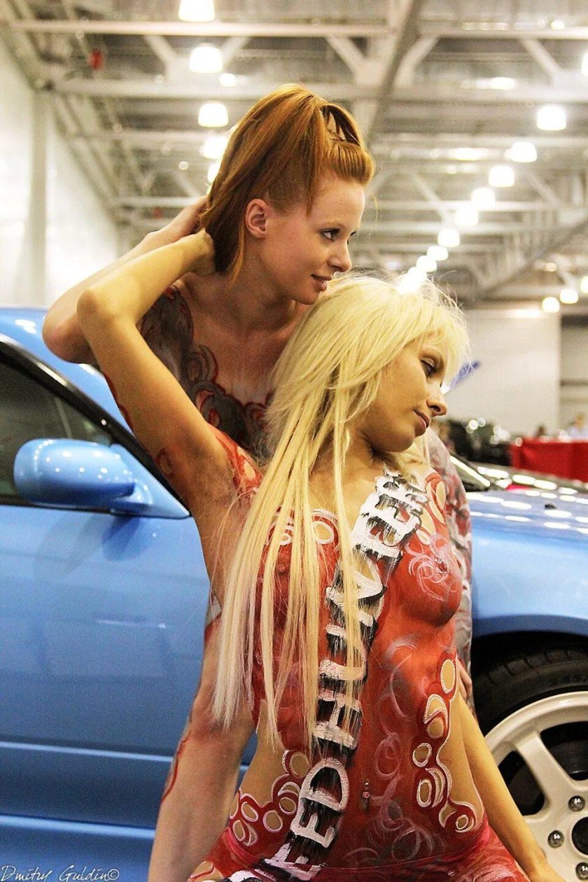 Девушки на выставке машин