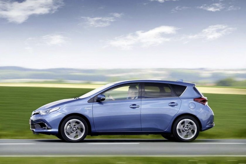 Тойота аурис гибрид 2015