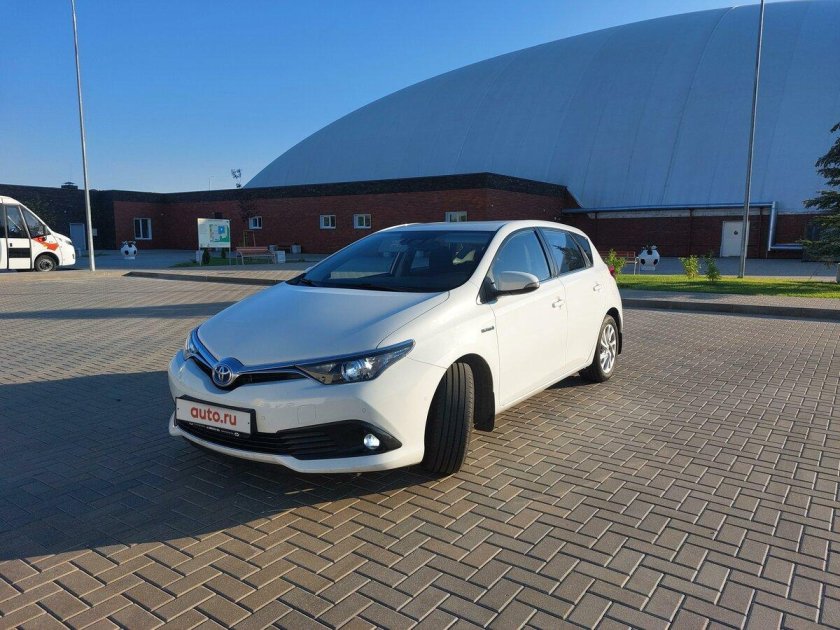 Тойота аурис 2015