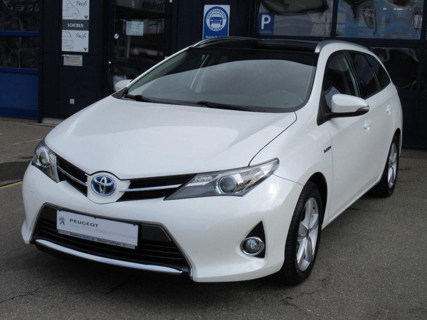 Тойота аурис 2014 белая