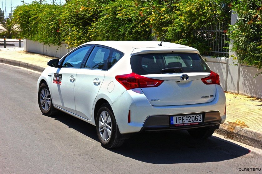 Toyota Auris Hybrid 2013