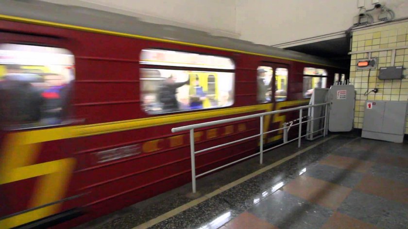 Поезд метро красная стрела
