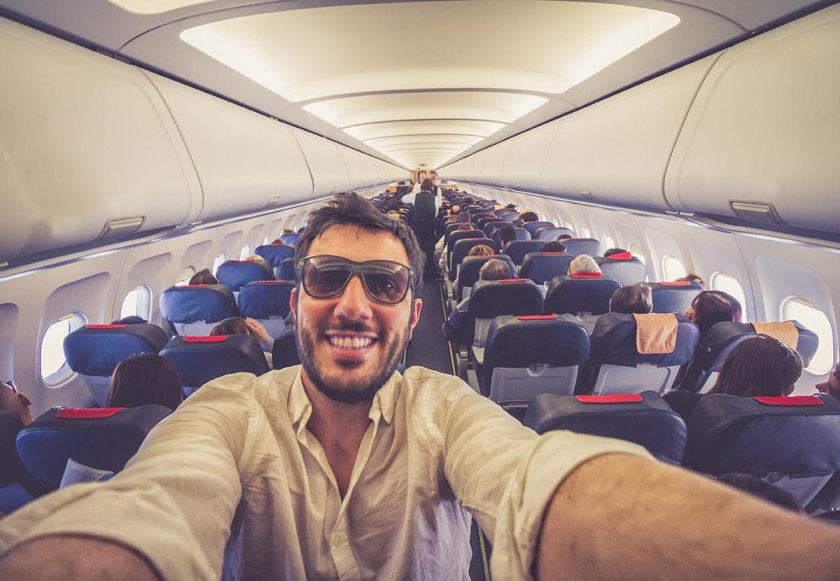 Человек в самолете селфи