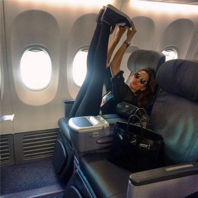 Девушка в самолете