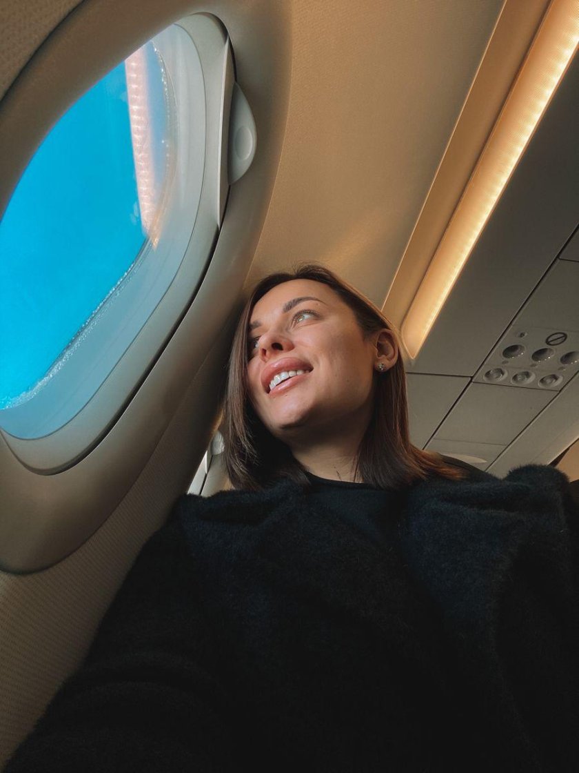 Девушка в самолете