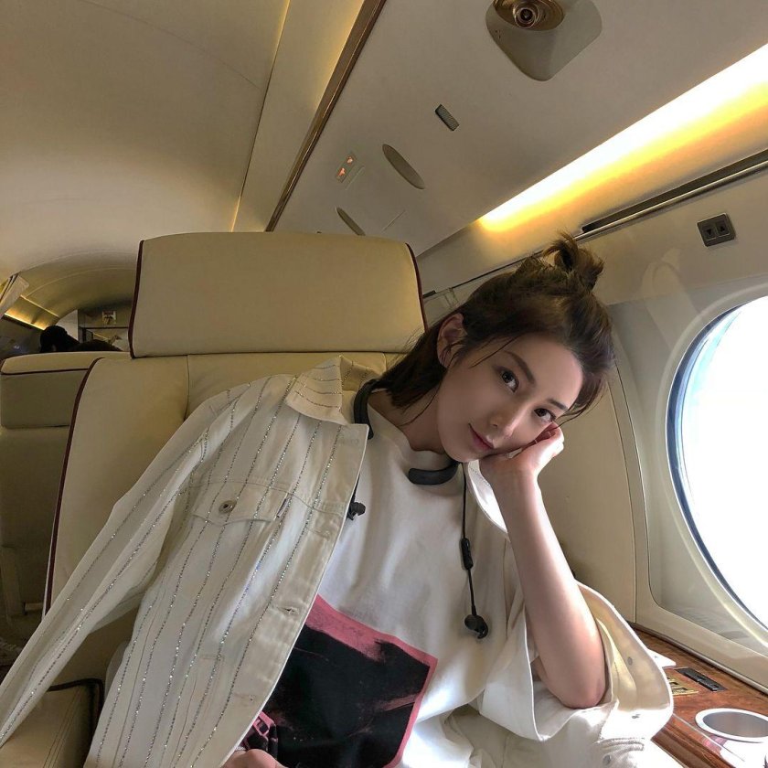 Девушка в самолете