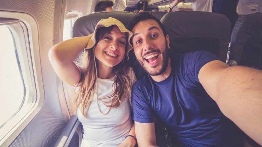 Девушка в самолете