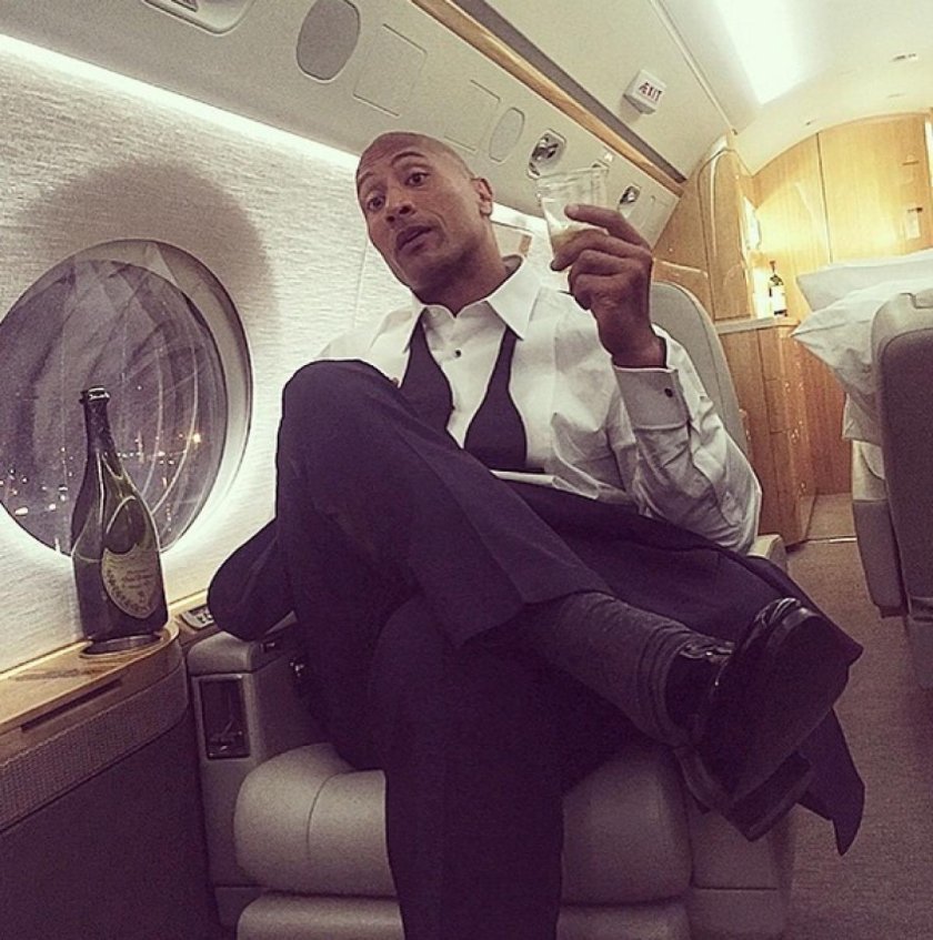 Дуэйн Джонсон в самолете