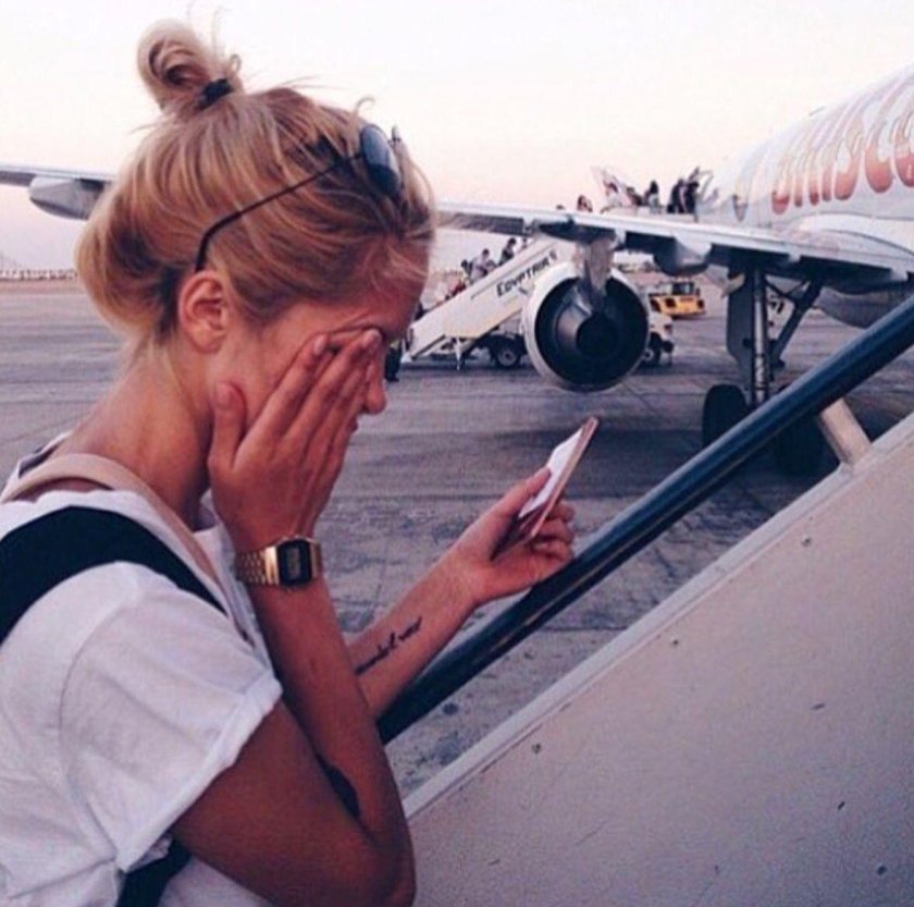 Девушка в самолете