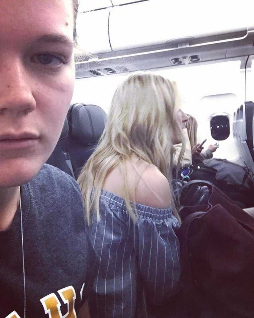 Парень в самолете селфи