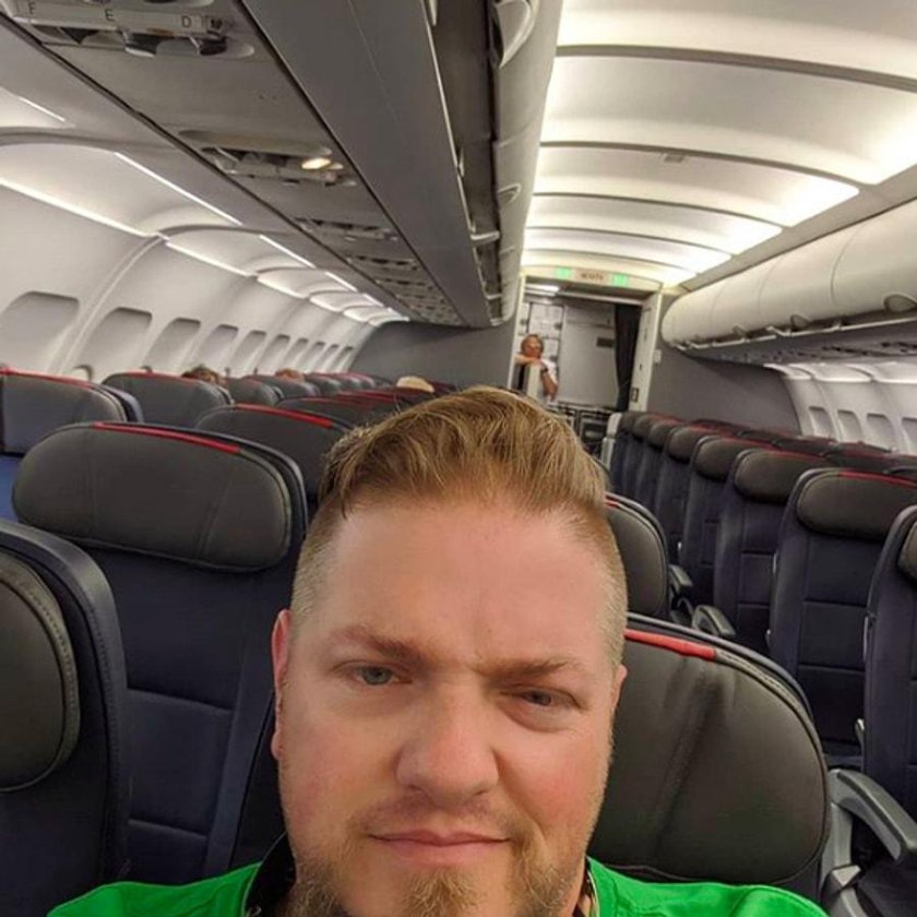 Человек в самолете селфи