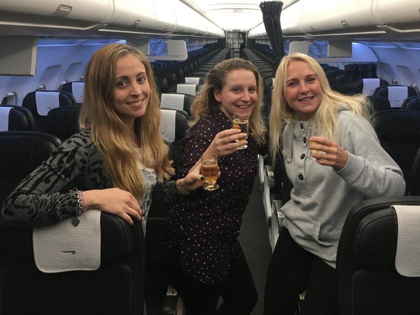 Девушка в самолете