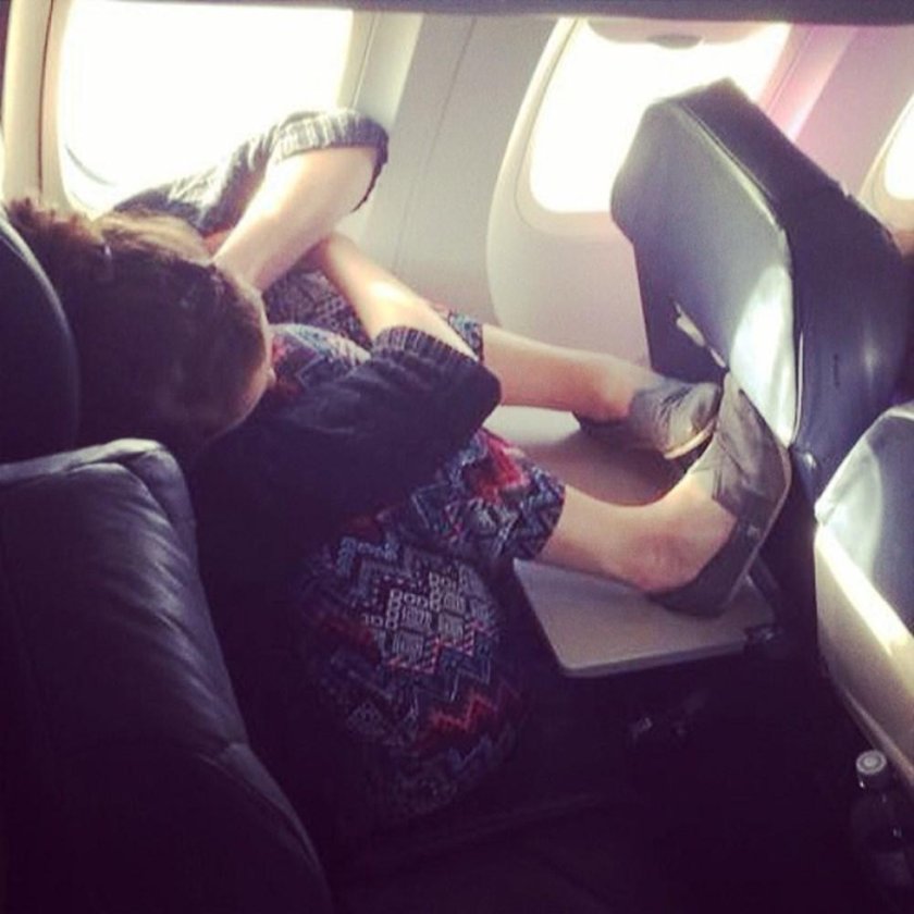 Девушка в самолете