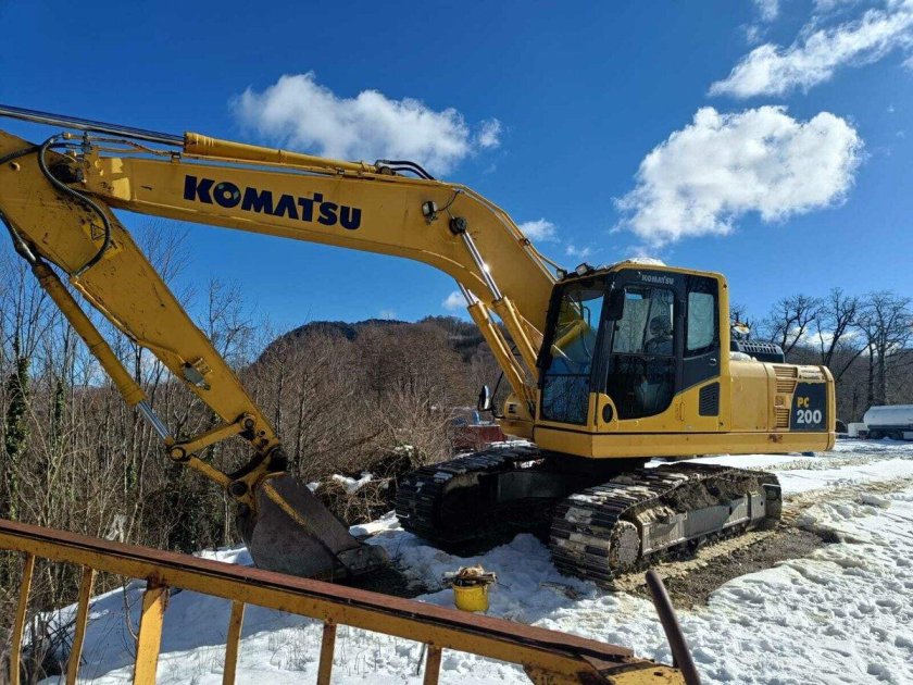 Гусеничный экскаватор komatsu 200