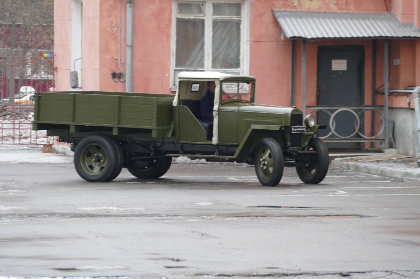 Полуторка машина с солдатами