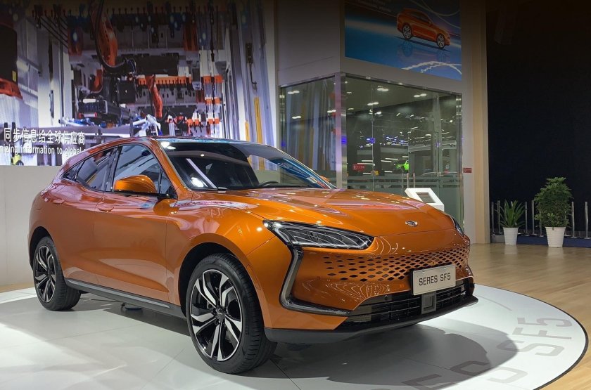 Китайский электромобиль Seres sf5