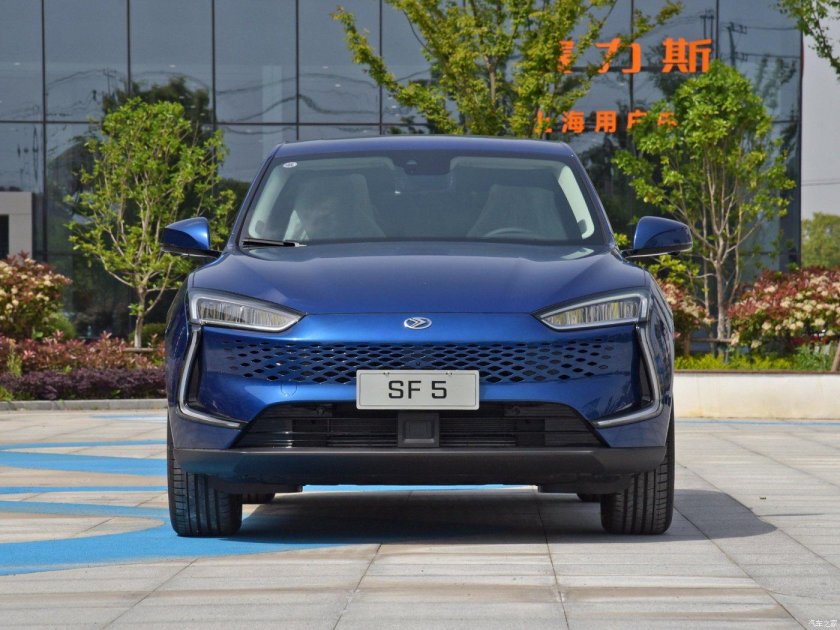 Электромобиль Huawei Seres sf5