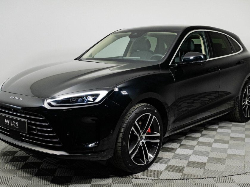 Черный внедорожник