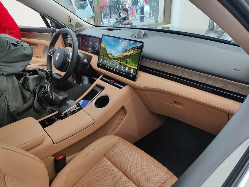 Машина Huawei Aito