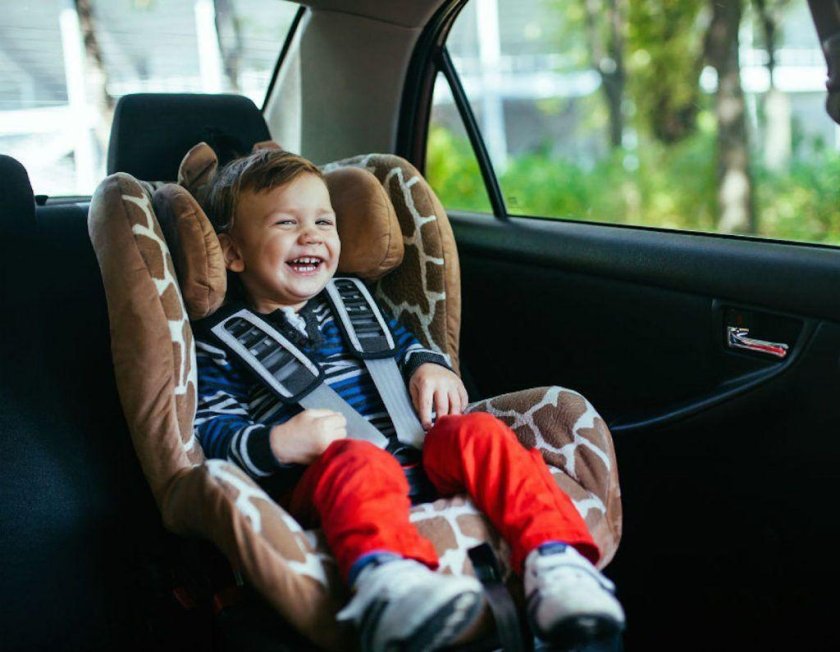 Мальчик в автокресле